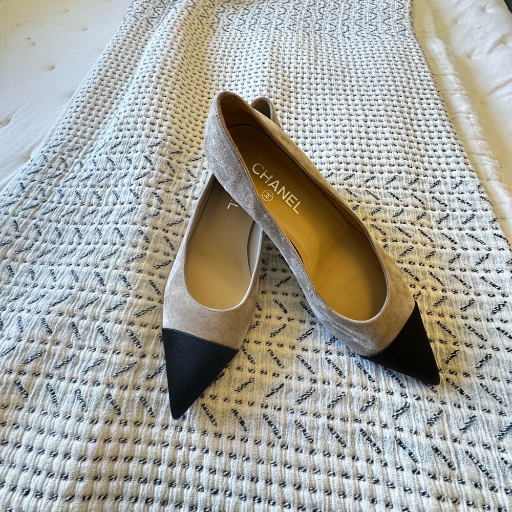 CHANEL “Gabrielle Chanel” Color Block Kitten heels